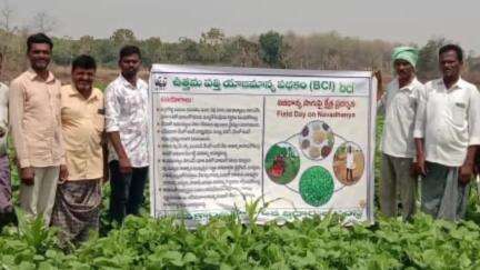 ఇల్లందకుంట: రాచపల్లి గ్రామంలో మల్లయ్య వ్యవసాయ క్షేత్రంలో నేల పరిరక్షణపై బీసీఐ ప్రాజెక్టు మేనేజర్ మల్లేష్ ఆధ్వర్యంలో రైతులకు  అవగాహన