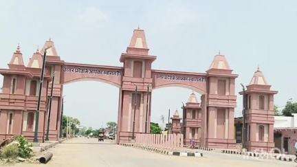 कर्वी: धार्मिक पर्यटन को बढ़ावा देने के लिए पर्यटन विभाग यूपी-एमपी सीमा पर बना रहा बड़े गेट