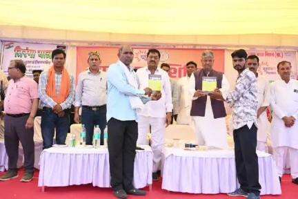 साजा: चन्दनू में समाधान शिविर आयोजन, आवेदनो का हुआ निराकरण, ग्रामीणों को मिला योजनाओं का लाभ खाद्य मंत्री दयालदास बघेल मौजूद