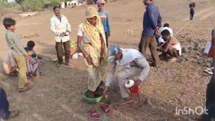 नेपानगर: धुलकोट में वनकर्मी ने तेंदूपत्ता तोड़ने आई महिलाओं के पैर धोकर पहनाई चप्पल, जंगल के भगवानों का सम्मान