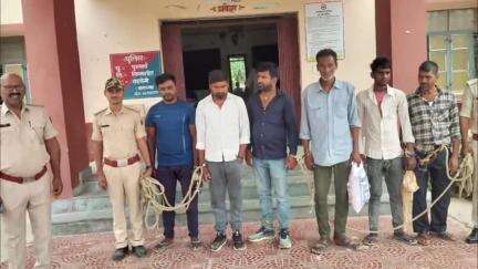 बनकटवा: पुलिस ने एक शराब कारोबारी और पांच पियक्कड़ों को किया गिरफ्तार, भेजा गया जेल