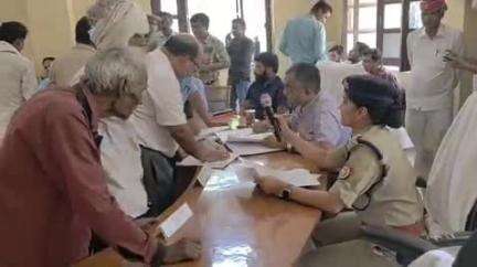 फर्रुखाबाद: फतेहगढ़ के ऑफिसर्स क्लब में DM की अध्यक्षता में आयोजित हुआ तहसील सदर का सम्पूर्ण समाधान दिवस, 99 शिकायतें आईं