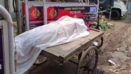 হাবরা ১: সালতিয়া এলাকায় ঘরের ভেতর থেকে ঝুলন্ত অবস্থায় উদ্ধার হাসপাতালে নিয়ে গেলে মৃত বলে ঘোষণা