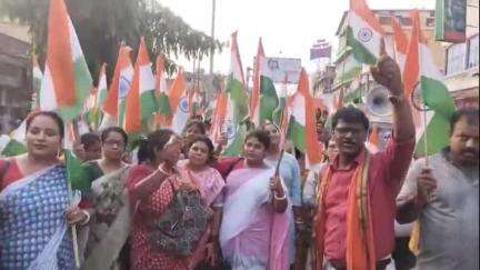 নাকাশিপাড়া: ত্রিরঙ্গা যাত্রায় ভারতীয় জনতা পার্টি নাকাশী পাড়া মন্ডল 1 - এর পক্ষ থেকে কৃষ্ণনগরে মিছিল করে যাওয়া হয়