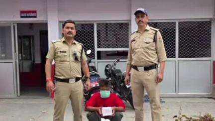 हरिद्वार: ज्वालापुर कोतवाली पुलिस ने अलग-अलग क्षेत्रों से दो शराब तस्करों को दबोचा, बरामद हुए 104 पव्वे देसी शराब