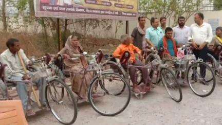 प्रखंड कार्यालय परिसर में कैंप लगाकर दिव्यांग जनों को ट्राई साइकिल सहित यंत्रों का किया गया वितरण