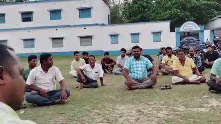 কালিয়াগঞ্জ: কালিয়াগঞ্জে বেহাল রাস্তা সংস্কারের দাবিতে প্রতিবাদ সভা অনুষ্ঠিত ভেলাইস্কুলের মাঠে #jansamasya