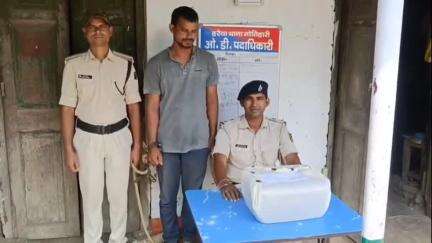 रक्सौल: हरैया थाना अंतर्गत एनएच-28 ओवर ब्रिज के नीचे एक मोटरसाइकिल के साथ तस्कर को 4.985 किलो अफीम के साथ किया गिरफ्तार