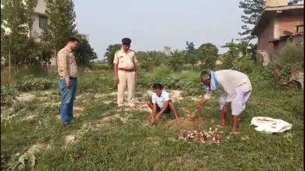 मोतिहारी: जिले के अंचलाधिकारी छौड़ादानो की उपस्थिति में दरपा थाना परिसर में करीब 53 लीटर विदेशी शराब को विनिष्ट किया गया