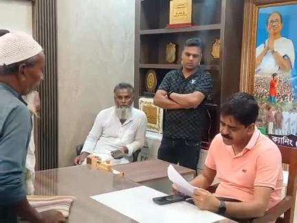 ক্যানিং ২: প্রতিদিনের ন্যায় শনিবার সকালে মৌখালী নিজ বাসভবনে জনতার দরবারে ক্যানিং পূর্বের বিধায়ক শওকত মোল্লা