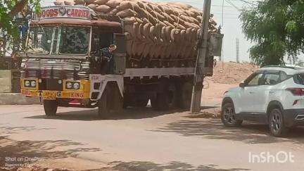 గన్నేరువరం: గన్నేరువరంలో రోడ్డుపై ప్రమాదకర విద్యుత్ స్తంభం, ట్రాన్స్‌ఫార్మర్‌, భయాందోళనలో వాహనదారులు