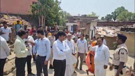 डोभी: मनीपर और कोठवारा में जिलाधिकारी ने विशेष विकास शिविर का किया निरीक्षण, दिए आवश्यक निर्देश
