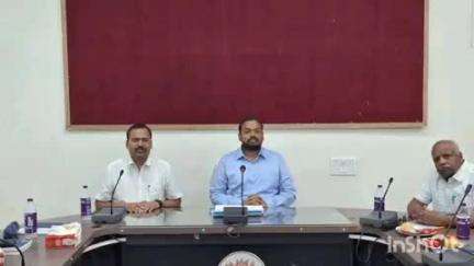 कहरा: विकास भवन में डीएम वैभव चौधरी ने स्वास्थ्य विभाग की समीक्षा बैठक की, निर्देश दिए