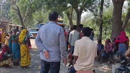 अंबिकापुर: सिंगीटाना के ग्रामीणों ने खस्ताहाल सड़कों को लेकर किया चक्का जाम, सड़क बनवाने की मांग एसईसीएल से की