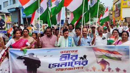সিউড়ি ১: ভারতের বীর সেনাদের শ্রদ্ধা জানিয়ে সিউড়িতে মিছিল করল সিউড়ি শহর তৃণমূল কংগ্রেসের পক্ষ থেকে
