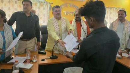 कटरा: कटरा प्रखंड मुख्यालय में बास्तिक पर्चा वितरण कार्यक्रम, विधायक राम सूरत राय ने 10 लाभुकों को पर्चा सौंपा