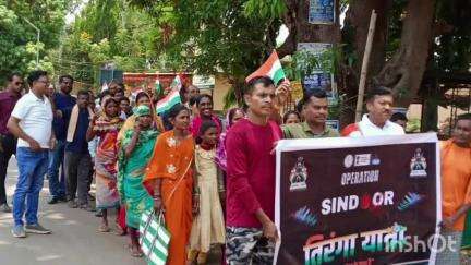 लोहंडीगुडा: लोहण्डीगुड़ा में निकाली गई तिरंगा यात्रा, भारतीय सेना के पराक्रम का किया गया बखान