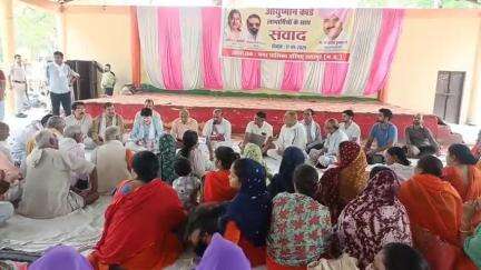 छतरपुर नगर: अटल सभागार में केंद्रीय मंत्री वीरेंद्र कुमार ने आयुष्मान भारत योजना के लाभार्थियों से की बातचीत