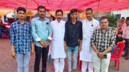 खिलचीपुर: खिलचीपुर क्षेत्र के ग्राम हताईखेड़ा में विवाह समारोह में शामिल हुए राजगढ़ के पूर्व विधायक हेमराज कल्पोनी