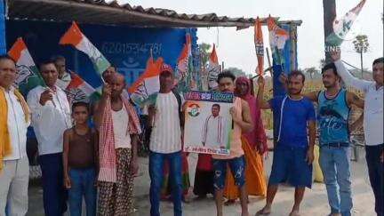 गोरौल: कांग्रेस पार्टी ने गोरौल प्रखंड के गांवों में 'हर घर झंडा' कार्यक्रम के तहत शनिवार को झंडा लगाया