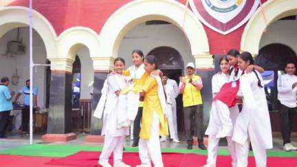 वाई.एम.सी.ए. सैंटनरी स्कूल एंड कॉलेज परिसर में सिविल डिफेंस प्रयागराज द्वारा हवाई हमले का किया गया मॉक ड्रिल