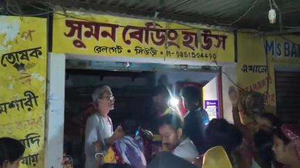 সিউড়ি ১: সিউড়ির স্টেশন মোড়ে নিজের দোকানে ভেতরে গলায় ফাঁস দিয়ে আত্মঘাতী দোকান মালিক, উদ্ধার করে পাঠানো হয়েছে হাসপাতালে