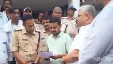 इटारसी: इटारसी नगर कांग्रेस ने उपमुख्यमंत्री और कैबिनेट मंत्री के खिलाफ कार्रवाई की मांग को लेकर थाना प्रभारी को ज्ञापन सौंपा