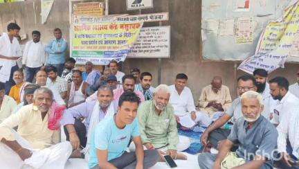 मंसूरचक: मंसूरचक के सामुदायिक स्वास्थ्य केंद्र में भ्रष्टाचार के विरोध में राजनीतिक दलों का प्रदर्शन