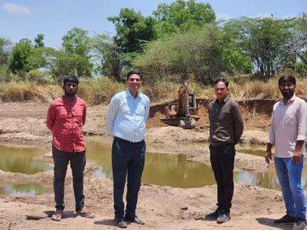 મુળી: ગોદાવરી ગામના ભોગવો નદીમાં રેતી ખનન કરતા હિટાચી મશીન ઝડપાયું.