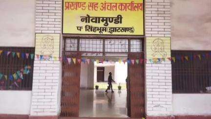 नोआमुंडी: नोआमुंडी के बीडीओ पप्पू रजक का एसडीएम में हुआ प्रोन्नति, शुभचिंतकों ने किया स्वागत