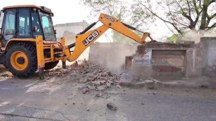 सरदारशहर: नगर परिषद सभापति राजकरण चौधरी के नेतृत्व में सूर्य मंदिर से नवजीवन हॉस्पिटल तक अतिक्रमण हटाकर रास्तों को किया गया चौड़ा