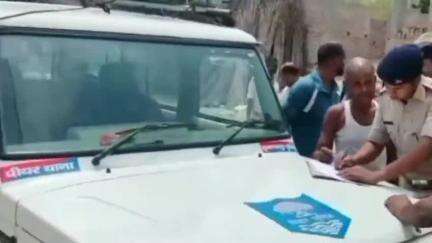 बंदरा: पीयर थाना पुलिस ने रसूलपुर मनियारी गांव से फरार शराब कारोबारी को गिरफ्तार किया, जेल भेजा