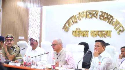 बेतिया: बेतिया में निर्वाचन आयुक्त डॉ. विवेक जोशी ने 2025 के बिहार विधानसभा चुनाव की तैयारियों की समीक्षा की