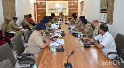 आगरा: पुलिस आयुक्त ने पुलिस लाइन स्थित कार्यालय पर सभी राजपत्रित अधिकारियों के साथ की पाक्षिक अपराध गोष्ठी