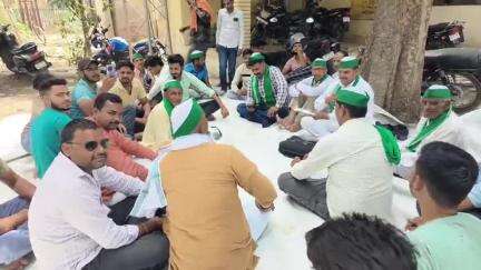 भरथना: बिजली कटौती से परेशान किसानों ने बकेवर विद्युत उपकेंद्र पर भारतीय किसान यूनियन औनू के नेतृत्व में किया धरना #jansamsaya