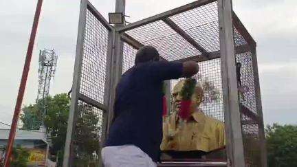 திருப்பத்தூர்: அண்ணா சிலை அருகில்  கொடி கம்பத்தை அகற்றிய அமமுக "2026 தேர்தலுக்குப் பிறகு இதே இடத்தில் மீண்டும் கொடியை நடுவோம்"  நகர செயலாளர் பேச்சு