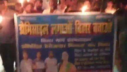 दरभंगा: दरभंगा में प्रशिक्षित बेरोजगार शिक्षक संघ ने कृष्णापुरी अल्लपट्टी से कर्पूरी चौक तक कैंडल मार्च निकाला