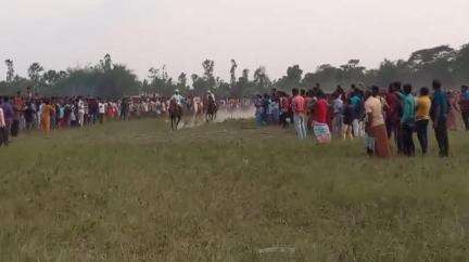 মথুরাপুর ২: ঘোড়া দৌড় প্রতিযোগিতায় গ্রীষ্মের দাবদাহের মধ্যে দর্শনার্থীদের তৃষ্ণা মেটাতে এগিয়ে এলো বটীশ্বর মিলন সংঘের যুবকরা