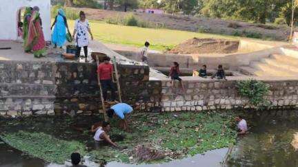 बड़ा मलेहरा: चोपरा सरोवर पर जल सहेलियों ने किया श्रमदान