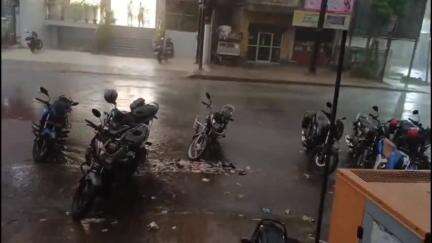 गोड्डा: शहर में झमाझम बारिश, जिलावासियों को मिली गर्मी से राहत, मौसम हुआ सुहावना