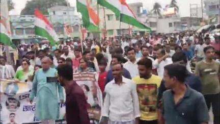 কালীগঞ্জ: কালিগঞ্জ ব্লক তৃণমূল কংগ্রেসের উদ্যোগে পলাশী মীরা বাজারে জাতীয়তাবাদী মিছিল, শ্রদ্ধা জানানো হলো নেতাজি মূর্তিতে
