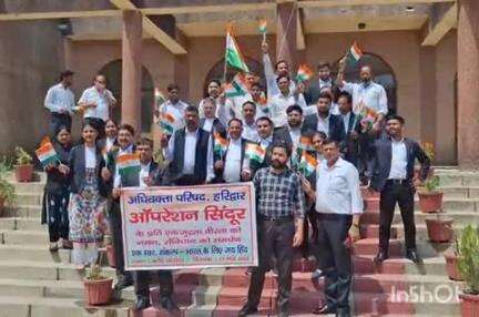 हरिद्वार: वकीलों ने कचहरी और कलेक्ट्रेट परिसर में ऑपरेशन सिंदूर के समर्थन में निकाली तिरंगा यात्रा