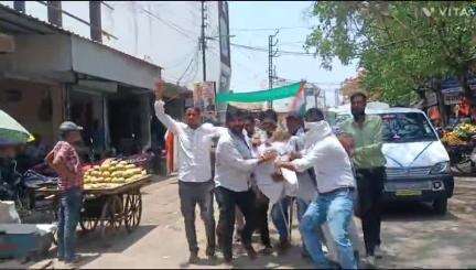 महिदपुर: सेना विरोधी बयानबाजी पर भाजपा मंत्रियों की बर्खास्तगी की मांग को लेकर विरोध प्रदर्शन