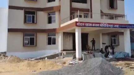 डुमरिया: पुलिस ने 45 लीटर देशी शराब के साथ एक धंधेबाज को मोटरसाइकिल से गिरफ्तार किया