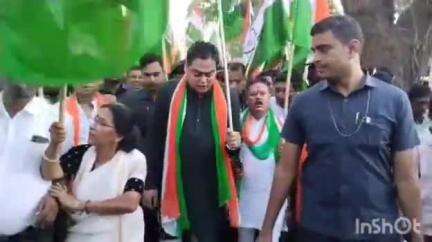বনগাঁ: পেট্রাপোলে মিছিল, বিএসএফ এর হাতে গোলাপ ফুল দিয়ে মিষ্টি মুখ করালেন কেন্দ্রীয় জাহাজ প্রতিমন্ত্রী শান্তনু ঠাকুর