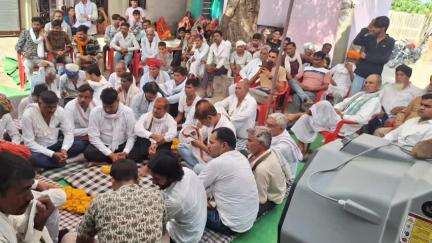 केशोरायपाटन: गरजनी में रोटेदा मंडल कांग्रेस कार्यकर्ताओं की बैठक प्रभारी प्रमोद फागणा की अध्यक्षता में आयोजित, विधायक प्रेमी भी रहे मौजूद