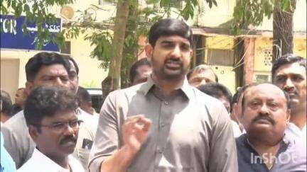 కరీంనగర్: ఇందిరమ్మ ఇండ్ల మంజూరులో పెద్ద కుంభకోణం జరుగుతుంది ఇందిరమ్మ ఇల్లు మంజూరుచేస్తే 50వేలు తీసుకుంటున్నారు : MLA కౌశిక్ రెడ్డి