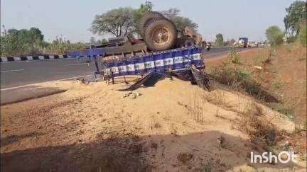 गुना नगर: गुना बाईपास पर ट्रक ने किसान के ट्रैक्टर ट्राली को मारी टक्कर, ट्राली पलटी, किसान बाल-बाल बचा, फसल हुई खराब