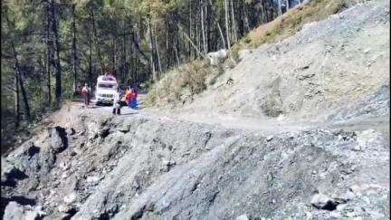 कपकोट: चार ग्राम सभाओं तोली बघर ढोक्टी और दोबाड को जोड़ने वाली सड़क हुई खस्ताहाल स्थानीय जनता परेशानी में #jansamasya