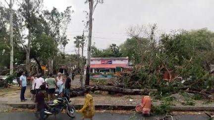 डोभी: डोभी में तेज आंधी-पानी से भारी नुकसान, कई घरों में घुसा पानी, सड़क पर गाड़ियां पलटीं